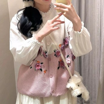 （時尚單品上裝/針織馬甲毛衣）台灣出貨/專人品檢/日系田園森女風甜美立體花朵刺繡拼色針織馬甲/可愛森系外穿毛衣背心
