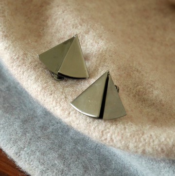 古董少見黑銀色三角層次夾式耳環  C705