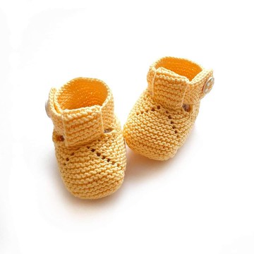 嬰兒有機棉短靴。針織黃色涼鞋寶貝。嬰兒短靴