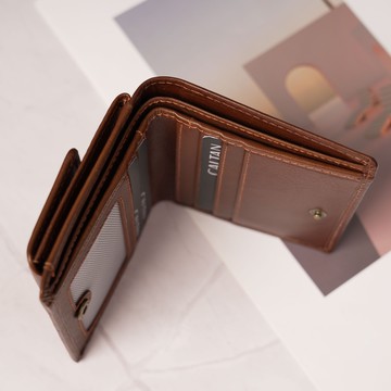 NORTH.116 溫情扣式對摺真皮短夾(075270cd)-咖