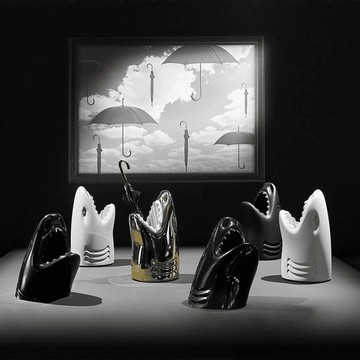 Qeeboo｜鯊魚造型傘桶（5色可選）