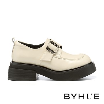 BYHUE 別致品味LOGO方釦寬帶牛油皮軟芯厚底鞋－米白