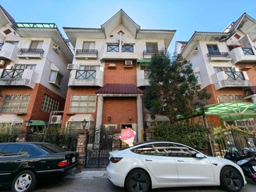 客廳挑高/庭園邊間雙車別墅｜台中市南屯區永春東三路