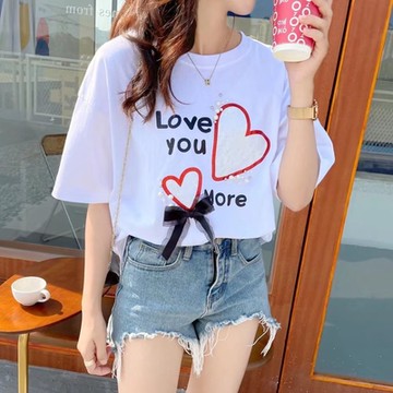 La Belleza圓領蕾絲拼貼金蔥愛心黑色緞帶蝴蝶結珍珠長版棉質T恤