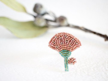 Little Flower* 珠飾刺繡胸針 (pink&silver) │ 粉色小花 │ 康乃馨