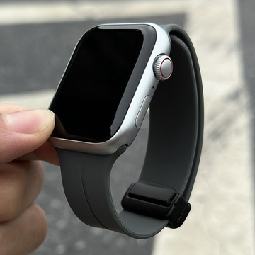 親膚矽膠錶帶 磁吸便攜扣 適用於 Apple Watch 11 10 9 8 SE 7 6 矽膠錶帶 46mm 42mm
