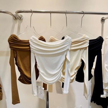 漏肩性感辣妹一字肩褶皺長袖上衣女秋冬季修身顯瘦露背T恤打底衫