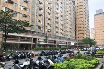 愛買龍安商圈宏國真愛E區三房車｜桃園市桃園區龍鳳三街