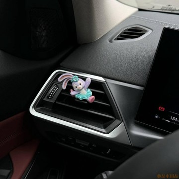 關注上新○「歪頭兔」治癒系汽車擺件車內裝飾品中控臺小車載 汽車裝飾品 ZR5C