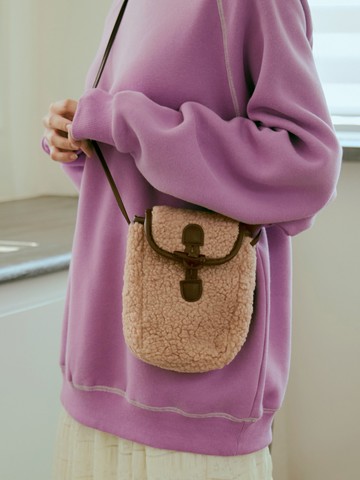 羊羔毛絨復古牛角扣斜背包