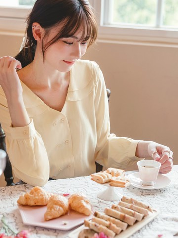 立體紋理排釦造型領上衣