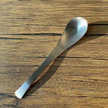 ［拾憩］日本 Nagomi 不鏽鋼鎚目寬柄湯匙 18cm 寬把好握 燕三條 槌目 圓湯匙 餐匙 湯勺 甜點匙 勺子
