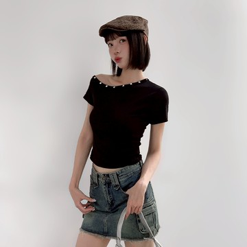 【Aa.chic】鉚釘斜肩彈棉上衣(單一色).女裝/斜肩/彈棉/短袖/上衣/休閒/百搭【C033140】