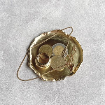 可欣賞熔化圖案的黃銅托盤