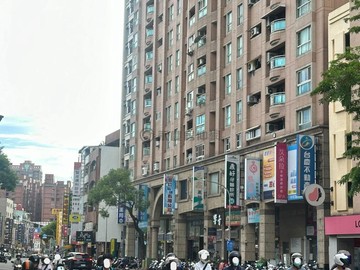 建工商圈.輕軌超熱鬧臨路面寬全新店面｜高雄市三民區建工路