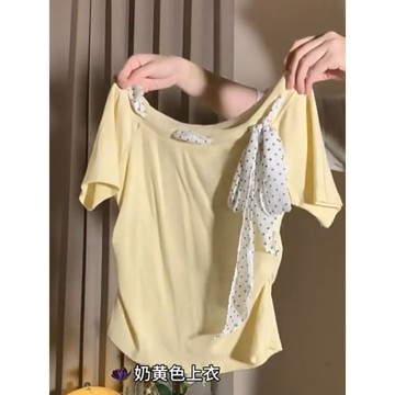 【蝴蝶結飄帶設計】純棉短袖T恤 女裝 夏日穿搭 減齡 波點 斜肩 修身顯瘦 蝴蝶結 飄帶 設計感 上衣