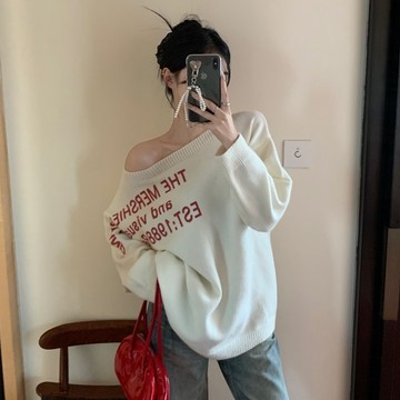 灰紅現貨秒出售完不再♥️【JinG】慵懶風*美式字母印斜肩長袖上衣♥️長版長袖 針織上衣 寬鬆版型 美式風格 針織長袖