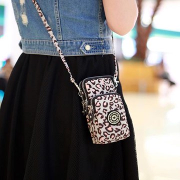 新款迷你單肩手機包女斜挎小包包豎款掛脖大屏手腕三層手機零錢袋