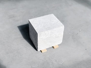 | 辦公室 | 一顆原石。自然面。擺設。便條紙。風水