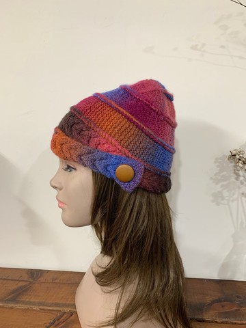 尖頭彩色毛線帽。紅/橘/藍。日本知名品線材。
