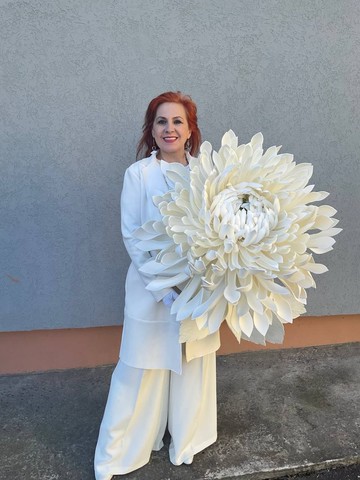 巨大的白色泡沫紫菀。超大人造花。婚禮鮮花裝飾