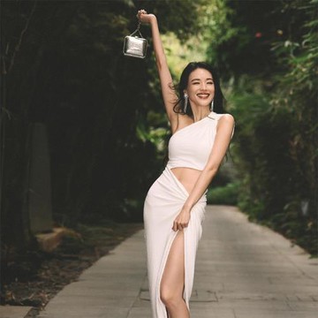 舒淇同款斜肩露腰性感氣質連衣裙女冬高腰開叉顯瘦設計感白色長裙