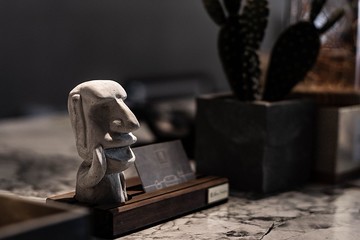 曙MUSE 摩艾經典木底名片座 手作 特色 禮物 擺飾 辦公室 裝飾