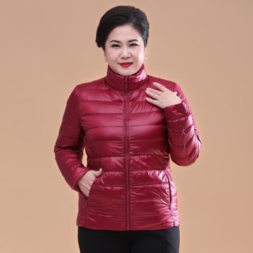 胖媽媽短款羽絨服加肥特大碼200斤中老年過年本命年外套冬裝輕薄