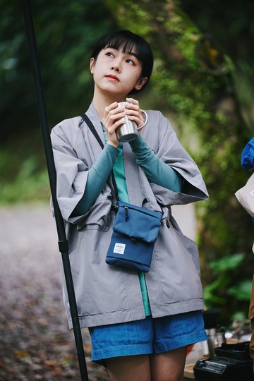 JOSE日常翻蓋斜背小包 配備翻蓋拉鍊隔層 輕鬆輕便出遊 寶石藍色