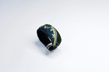 SARTO.. 手工刺繡窄/橄欖綠螢光線手環/少量製作/工藝設計/設計