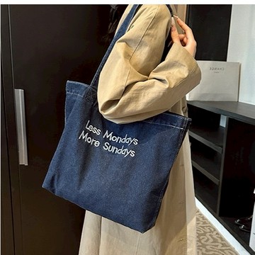 【現貨24小时出】復古美式字母刺繡牛仔帆布包 大容量學生通勤文藝潮上課牛仔單肩包 肩背包（拉鏈款） 托特包