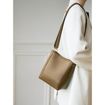 小眾設計包包女2025新款韓版時尚簡約水桶包寬肩帶百搭單肩斜挎包