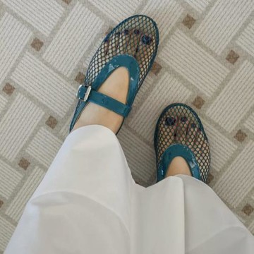 羊皮版～圓頭設計魚網格鏤空芭蕾舞鞋女夏藍色時尚平底皮帶扣單鞋