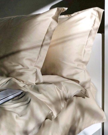 拿鐵色枕頭套，100% 純棉緞織，信封式開口