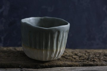手捏茶杯