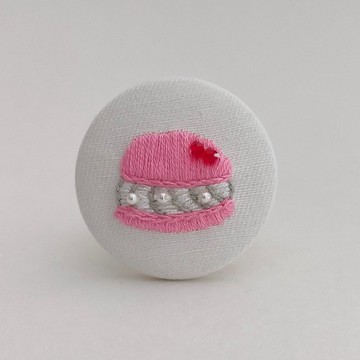 綴有珍珠的莓果馬卡龍刺繡胸針