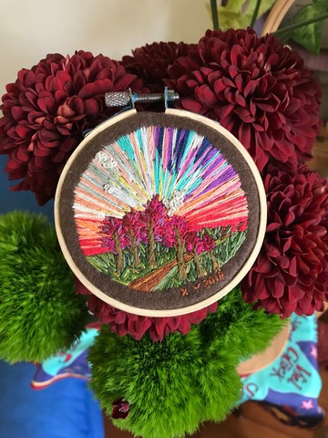 The Embroidered colourful sunet 彩色粉紅森林刺繡擺飾