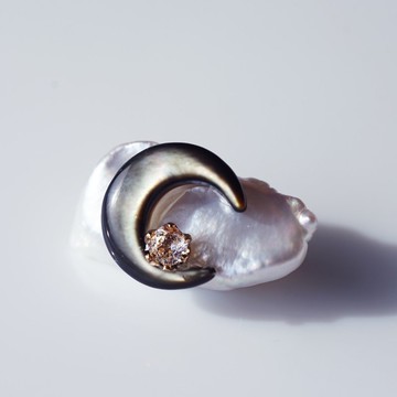 珍珠雲、黑蝶貝月、寶石星辰點綴的夜空胸針 - 朧月