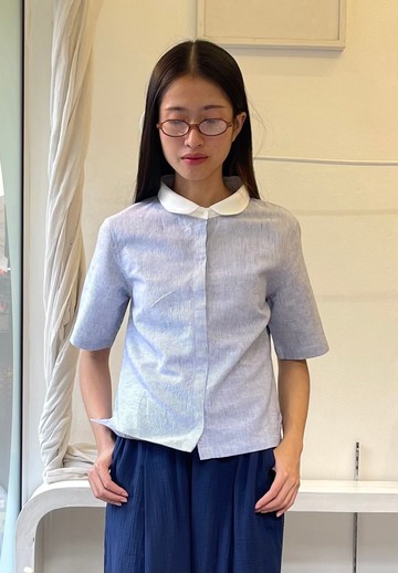 Ally 荷葉領條紋亞麻短袖襯衫，白色領口