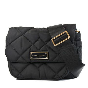 MARC JACOBS 鐵牌LOGO菱格縫線翻蓋磁釦斜背包-黑色
