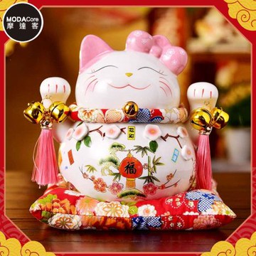 摩達客◉春節開運招財◉7吋粉紅蝴蝶結福字桃花招財貓(含坐墊)_撲滿存錢桶擺飾桌飾