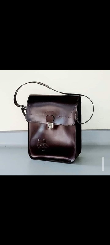 匈牙利公發深巧克力色防水PVC皮革肩背公事包 相機包可放13吋筆電