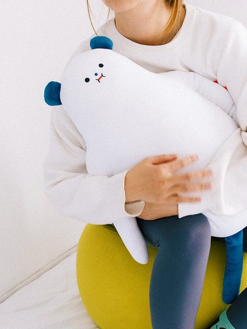 裝蒜三兄弟抱枕 乾飯熊二哥 可摳肚臍眼解壓(!) 靠枕 玩具 坐墊