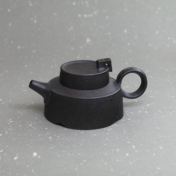 玄寂銹鐵扁筒身正把茶壺 手作陶藝 茶道具
