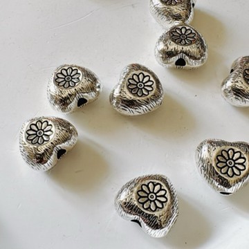 拾悦手作材料/13x12mm左右/重工銅合金作舊復古藏銀愛心中間內凹壓花造型直孔隔珠/配珠/配飾配件/DIY半成品/現貨