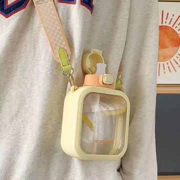 方形水壺小紅書同款高顏值水杯女大容量斜挎背帶塑膠杯子ins女兒童便攜吸管杯韓國吸管網美水壺水杯造型胖胖甜甜圈水壺冷飲杯扁