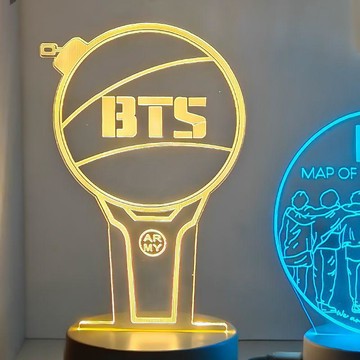 ✨臺灣出貨✨BTS防彈少年團周邊立牌玩偶手辦公仔徽章海報貼紙同款小夜燈禮物