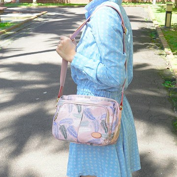 羽草系多夾層智慧收納斜背包12960(貝殼粉)