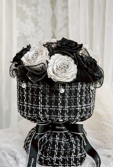 小香風花束附禮盒/香奈兒花束/永生花束/9朵厄瓜多大玫瑰/不凋花