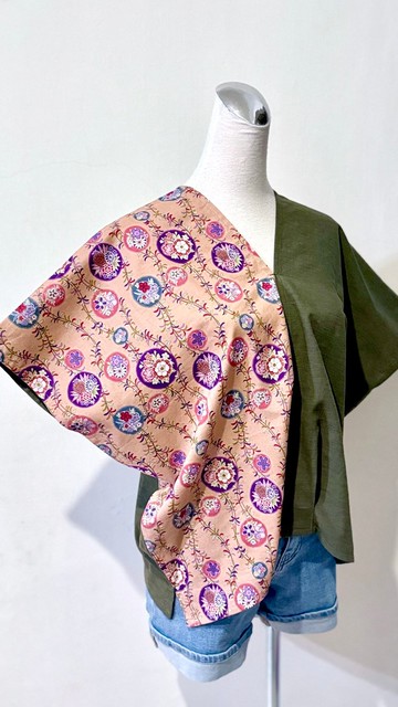 日式寬版微修身打褶收腰乾燥玫瑰粉花朵墨綠撞色四角衣罩衫